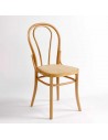 Cadeira de madeira cor natural e rotim natural